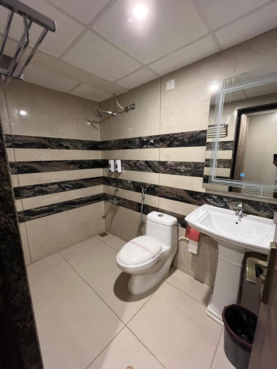 Hotel Lg Suites Bangalore Eksteriør bilde