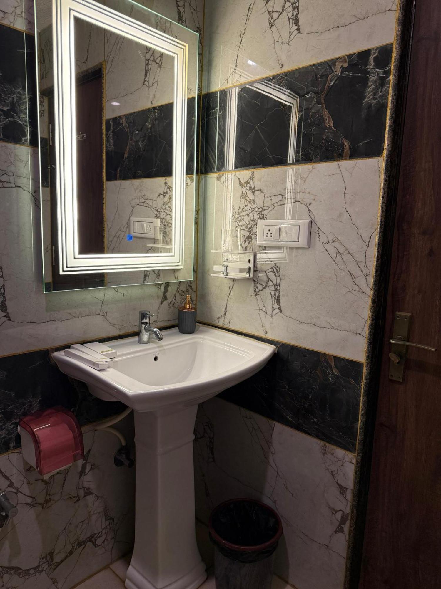 Hotel Lg Suites Bangalore Eksteriør bilde
